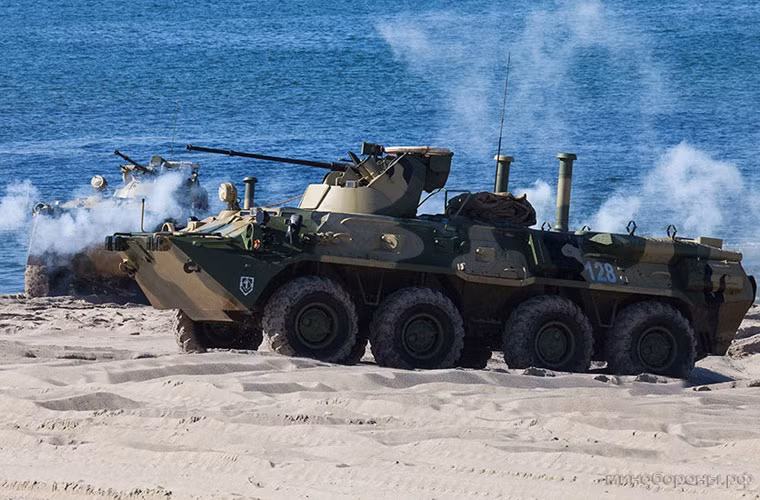 Đội hình BTR-82A tiếp cận bờ, yểm trợ hỏa lực đơn vị bạn tiêu diệt các điểm phòng ngự đối phương.