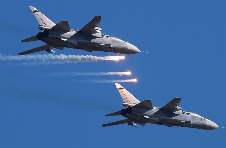 Biên đội cường kích Su-24 chi viện hỏa lực cho lực lượng đổ bộ đường biển.