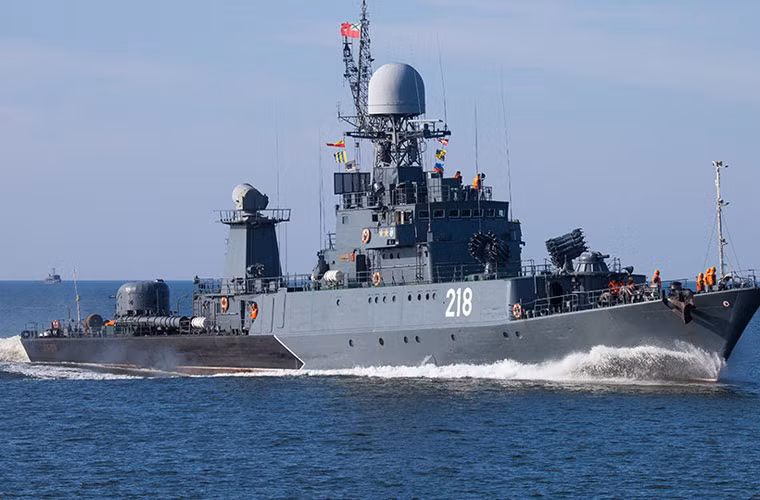 Trong ảnh là tàu hộ vệ săn ngầm MPK-224 Aleksin (số hiệu 218) thuộc biên chế nhóm chiến thuật 146, Lữ đoàn bảo vệ vùng hải quân 64, căn cứ Baltyysk (Hạm đội Baltic).