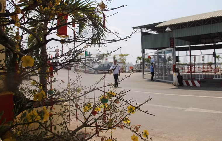 Nhân viên bến phà thỏng tha trái ngược với hình ảnh tất bật những năm trước