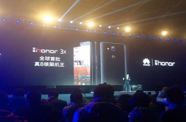 Huawei ra mắt điện thoại lõi octa đầu tiên. Chiếc điện thoại có tên Huawei Glory 3X. Nó có màn hình HD 5,5 inch, camera sau 13 MP, camera trước 5 MP, sử dụng vi xử lý lõi octa MediaTek MT6592.