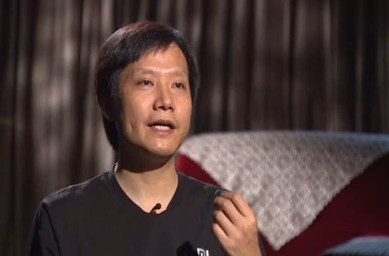 CEO Xiaomi ca ngợi iPhone là “đỉnh” nhất. Vị CEO của thương hiệu điện thoại đang gây tiếng vang trên toàn thế giới khá khiêm tốn khi trả lời phỏng vấn với Beijing News. Ông cho rằng iPhone vẫn là chiếc điện thoại tuyệt vời nhất trên toàn thế giới và Xiaomi còn nhiều điều phải học hỏi thương hiệu này.