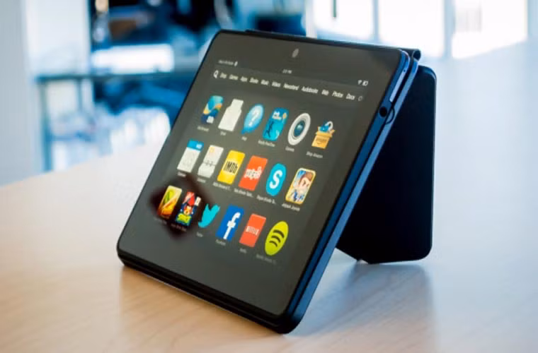 Amazon Kindle Fire HDX7. Mẫu máy tính bảng 7 inch mới nhất đến từ Amazon sẽ làm được nhiều việc hơn với chip xử lý lõi tứ tốc độ 2.2Ghz, RAM 2Gb, màn hình full HD và bộ nhớ có thể nâng cấp lên đến 64Gb chỉ với mức giá khoảng 6,9 triệu đồng. Amazon thiết kế lại hệ điều hành Fire OS 3.0 (được xây dựng dựa trên nền Android 4.2.2 Jelly Bean) đã loại bớt những tính năng không cần thiết trên thiết bị Android và tập trung hơn vào những dịch vụ bán lẻ trong hệ sinh thái khép kín của mình.