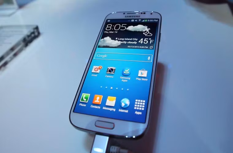 Samsung giảm lượng smartphone dự định bán ra năm 2014. Theo một bản báo cáo mới được đưa ra hôm 9/12, Samsung đã giảm số lượng smartphone dự định bán ra năm 2014, từ 360 triệu giảm xuống 330 triệu, khoảng 8%.