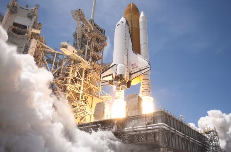 Tàu Atlantis STS-132 đang rời khỏi bệ phóng 39A tại Trung tâm không gian Kenedy, Florida.