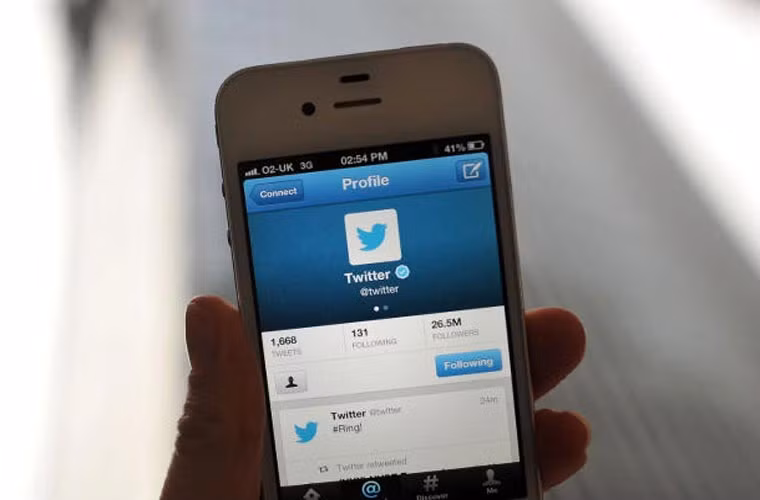 Dùng Twitter không cần Internet. Đây là công lao của một công ty mới thành lập ở Singapore, có tên U2opia Mobile. Theo đó bạn vẫn có thể đánh text lên Twitter mà không cần cơ sở dữ liệu, bằng việc sử dụng đường dẫn Dữ liệu dịch vụ nền tảng không cấu trúc, cho phép điện thoại liên lạc với máy tính của người cung cấp dịch vụ.