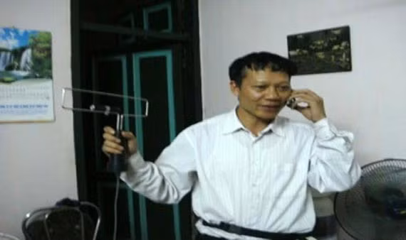 Kỹ sư Nguyễn Văn Hào đang biểu diễn máy BXT. Kỹ sư Nguyễn Văn Hào đang biểu diễn máy BXT.