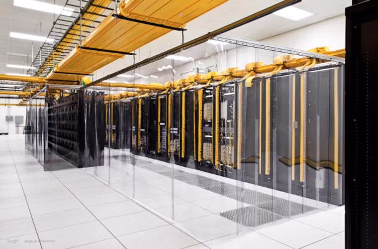 Google tự thiết kế chip cho server. Một nguồn tin từ tờ Bloomberg cho biết Google đang cân nhắc tới việc thiết kế chip cho server của riêng mình.