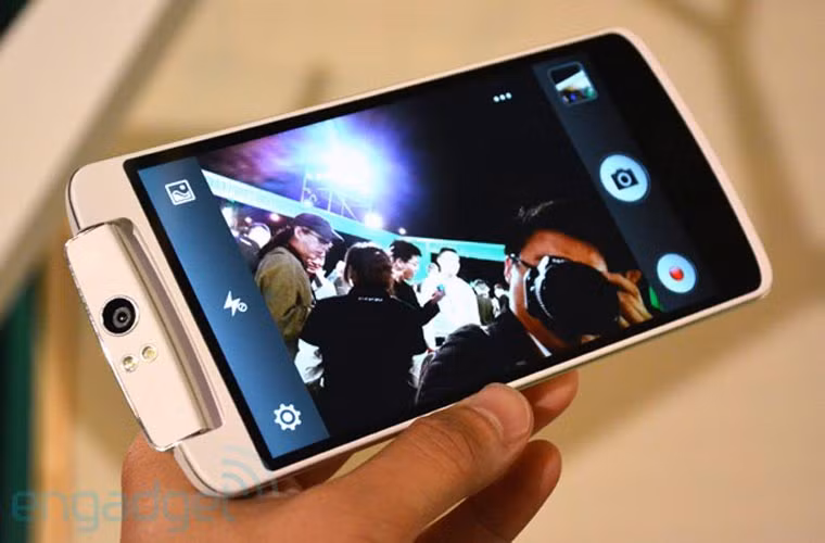 OPPO N1 bản quốc tế chính thức lên kệ ở Mỹ, châu Âu. Chiếc điện thoại “đinh” mới nhất của OPPO đã được chính thức bán ra tại Mỹ và châu Âu. Điện thoại này nổi trội bởi camera 13 Mp, có thể xoay được 206 độ. Nó được bán giá với giá 599 USD cho phiên bản 16 Gb và 649 USD với phiên bản 32 Gb.