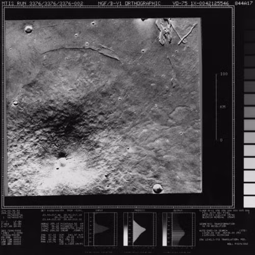Io, mặt trăng của sao Mộc được chụp lại bằng tàu Voyager 1 năm 1979.