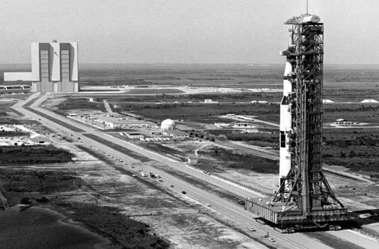 Bệ phóng di động và tên lửa Saturn V đang được chuyển tới Bệ phóng 39B vào tháng 3/1969 để chuẩn bị cho việc phóng tàu Apollo 10.