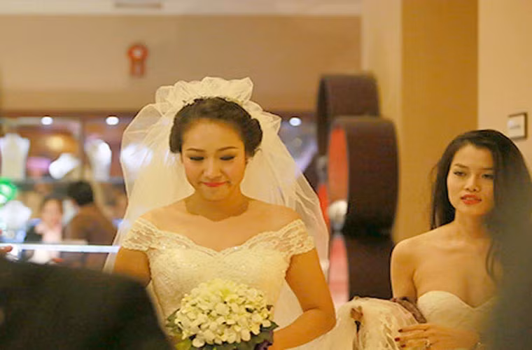 Sau một thời gian rời xa showbiz, Hoa hậu Ngô Phương Lan đã chính thức lên xe hoa ở tuổi 27 với một chàng trai người Anh quốc.