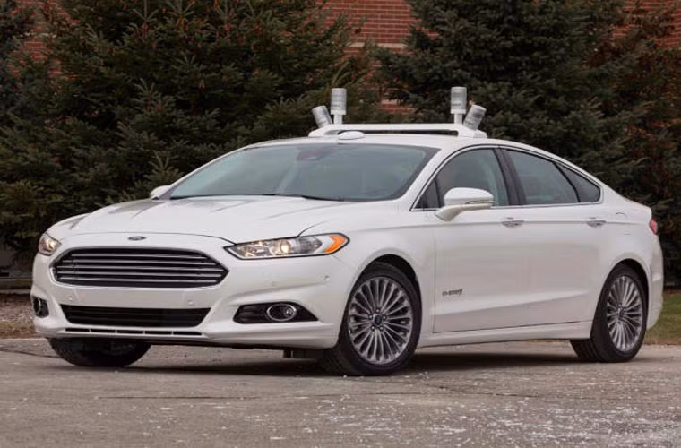 Ford giới thiệu xe ô tô tự lái thử nghiệm. Chiếc xe này có tên Xe nghiên cứu lai tự động, do trường đại học Michigan, Mỹ cùng hãng bảo hiểm State Farm và hãng Forrd hợp tác phát triển. Chiếc xe này có thể tự động dừng, có hệ thống giữ làn, tự động đỗ.