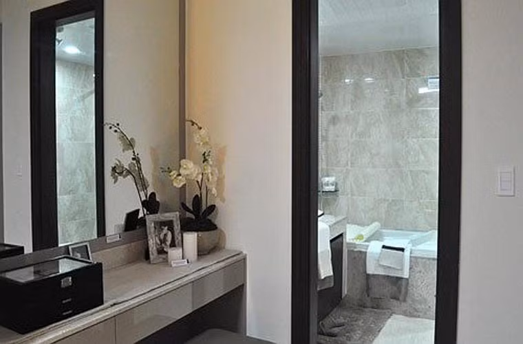 Phòng tắm với thiết kế lịch sự.