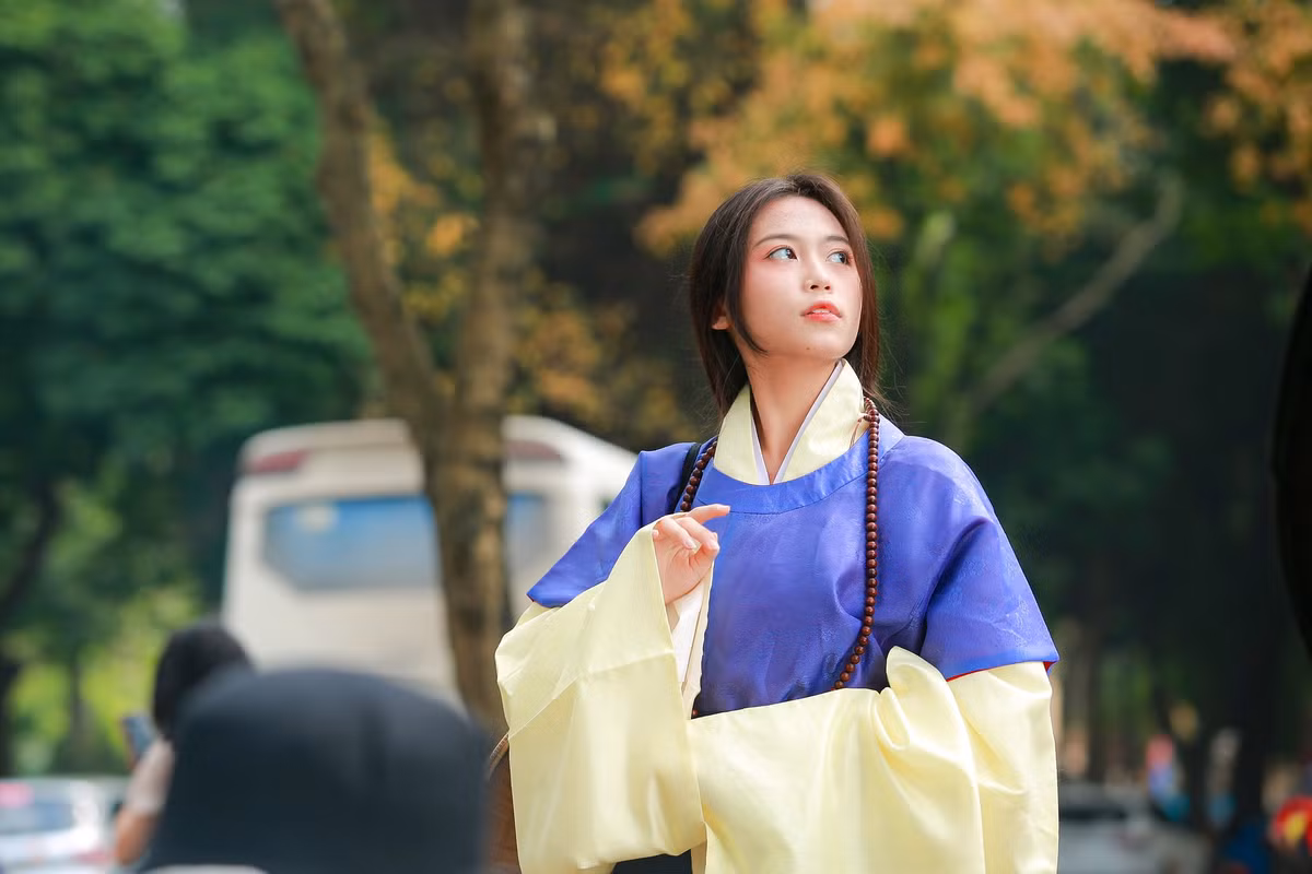 Nhiều bạn trẻ còn đầu tư trang phục và thợ chụp ảnh để lưu giữ khoảnh khắc giao mùa.