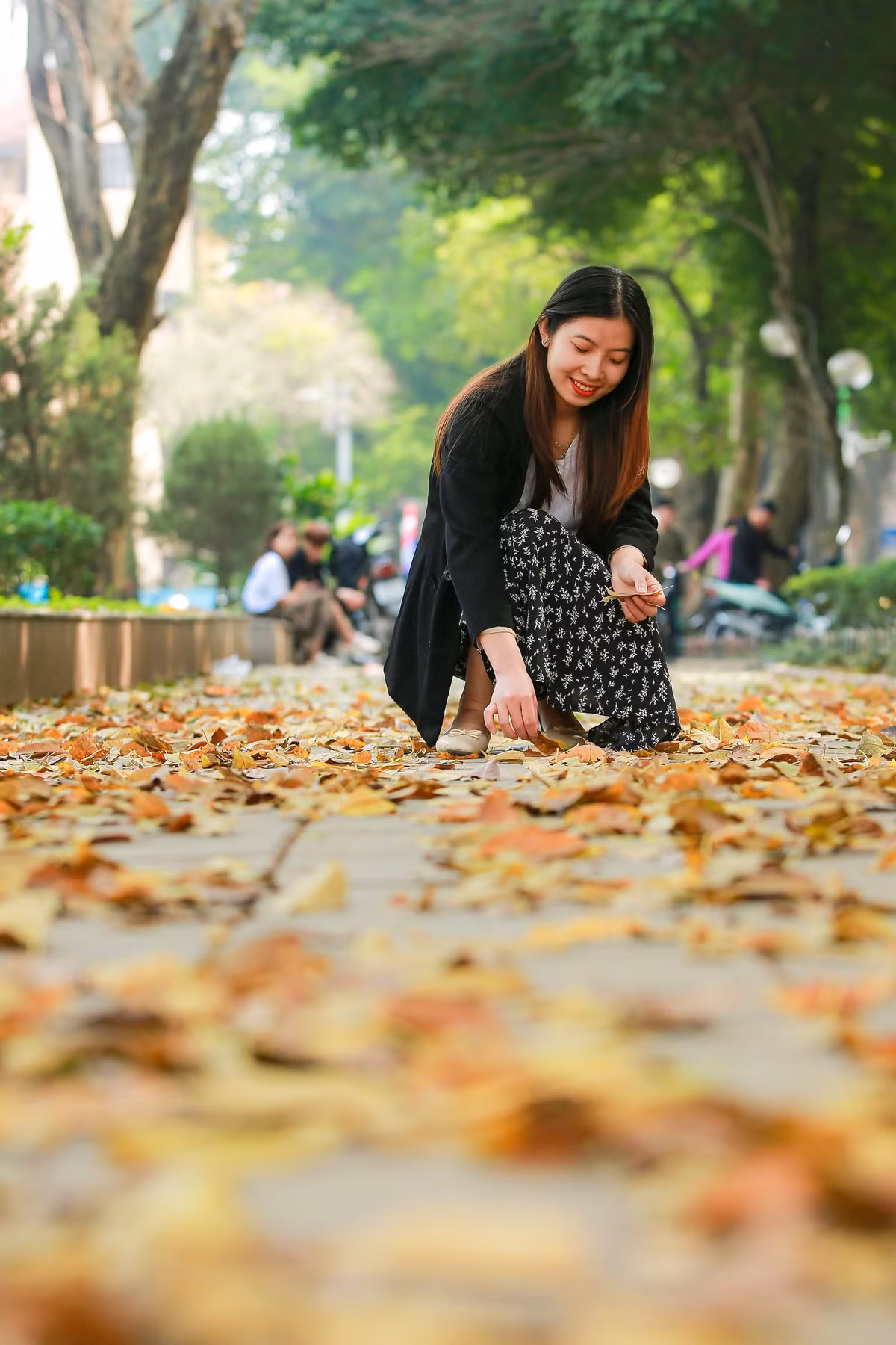 Chị Hồ Thị Thành (23 tuổi, Mỹ Đình, Nam Từ Liêm, Hà Nội) cho biết: “Tình cờ lướt mạng xã hội thấy hình ảnh lá đổ vàng rất đẹp tại phố Hoàng Hoa Thám, nên tôi cùng bạn tranh thủ đến check-in trước khi hàng cây thay lá”.