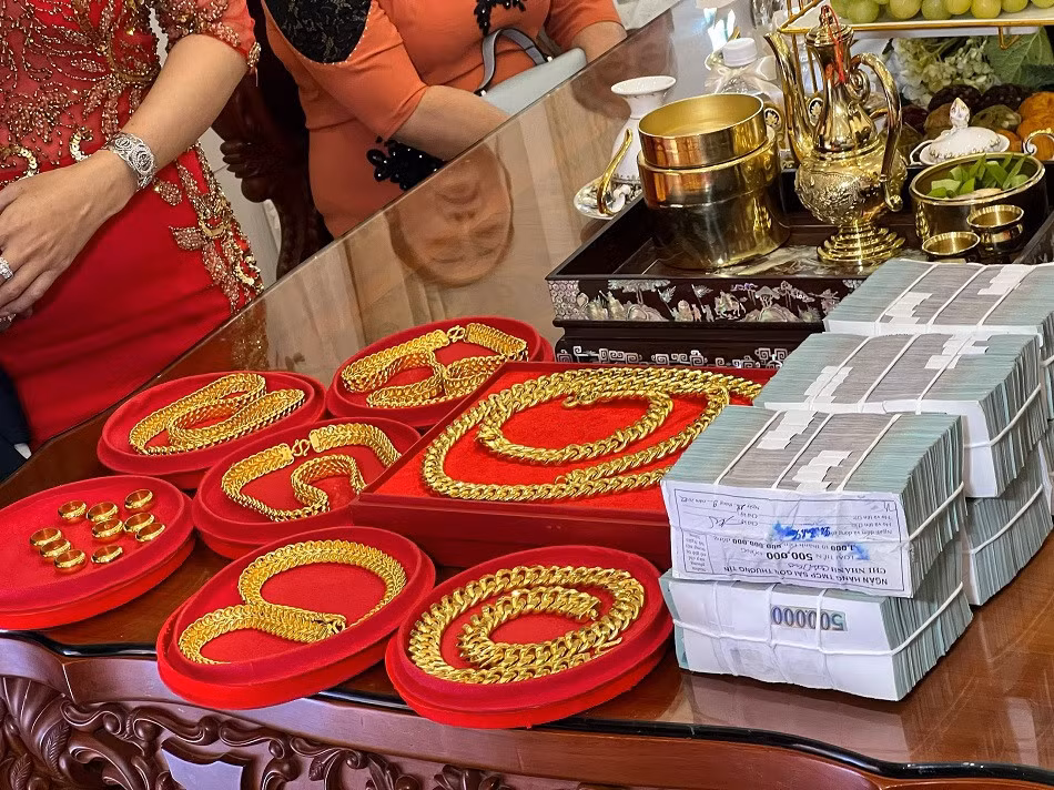 Những "siêu đám cưới" với quà tặng hàng trăm cây vàng, hàng chục sổ đỏ - Hình 3 Nhung