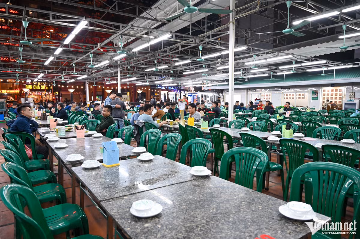 19h30, chỉ hơn chục bàn có người ngồi tại một quán bia hơi trên đường Trần Thái Tông (quận Cầu Giấy). "Trong đợt này khách đến quán giảm rõ rệt, chủ yếu là khách quen. Có hôm 2 chốt cảnh sát cắm ở hai đầu phía trên và dưới quán. Nhiều anh chị em không dám đến, phải đổi sang địa điểm khác. Có phải ai cũng có điều kiện đi taxi hay xe ôm đâu. Nhiều khi trên đường họ đi làm về, xe cộ biết quẳng đi đâu, gửi đâu mà có thể tạt vào bù khú bia, rượu", anh Linh (quản lý) phân tích.
