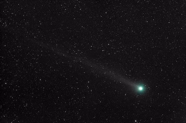 Sao chổi Lovejoy "nhả" rượu: Được phát hiện năm 2014, sao chổi Lovejoy còn có tên gọi chính thức là C/2014 Q2 đã tới gần Mặt Trời vào tháng 1/2015. Trong hành trình trên, sao chổi này đã "nhả" một lượng chất lỏng với tỷ lệ 20 tấn/giây mà các nhà khoa học có thể quan sát được. Theo một nhóm các nhà thiên văn học ở châu Âu, sao chổi Lovejoy đã tạo ra một đám mây chứa rượu, đường và 19 phân tử hữu cơ khác. Nhà vật lý thiên văn Nicolas Biver nhận định với NASA vào lúc cao điểm, sao chổi Lovejoy đã "nhả" ra một lượng rượu bằng ít nhất 500 chai rượu vang/giây.