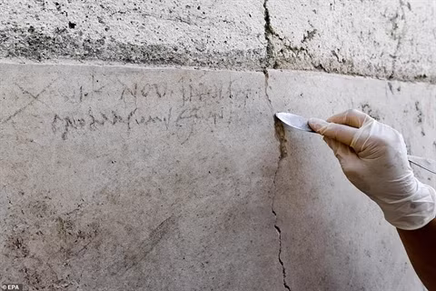 Một ngôi nhà đang cải tạo với những dòng chữ lạ cũng được tìm thấy adasia-->