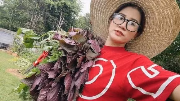 Trang Trần đi làm cỏ vườn kiếm tiền, nhận trợ cấp gần 80 triệu - Hình 3 Trang Tran di lam co vuon kiem tien, nhan tro cap gan 80 trieu-Hinh-3