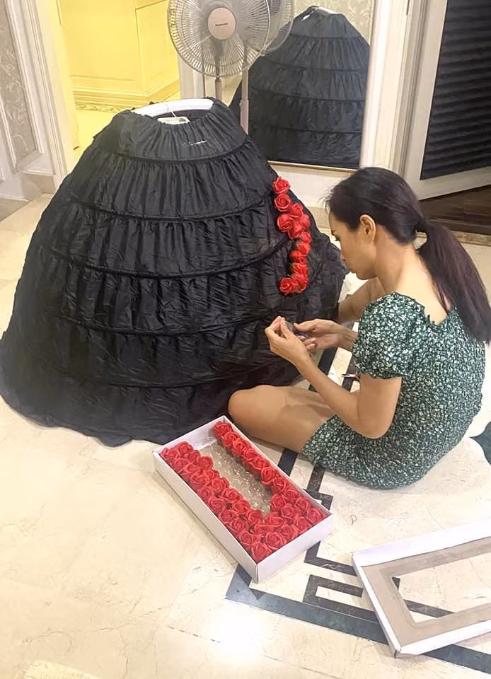 Cung chiem nguong chiec vay Thuy Hanh danh 5 tieng lam cho con gai-Hinh-2