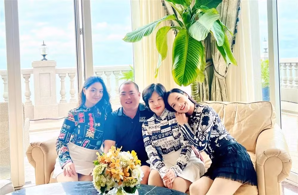 Cung chiem nguong chiec vay Thuy Hanh danh 5 tieng lam cho con gai-Hinh-3