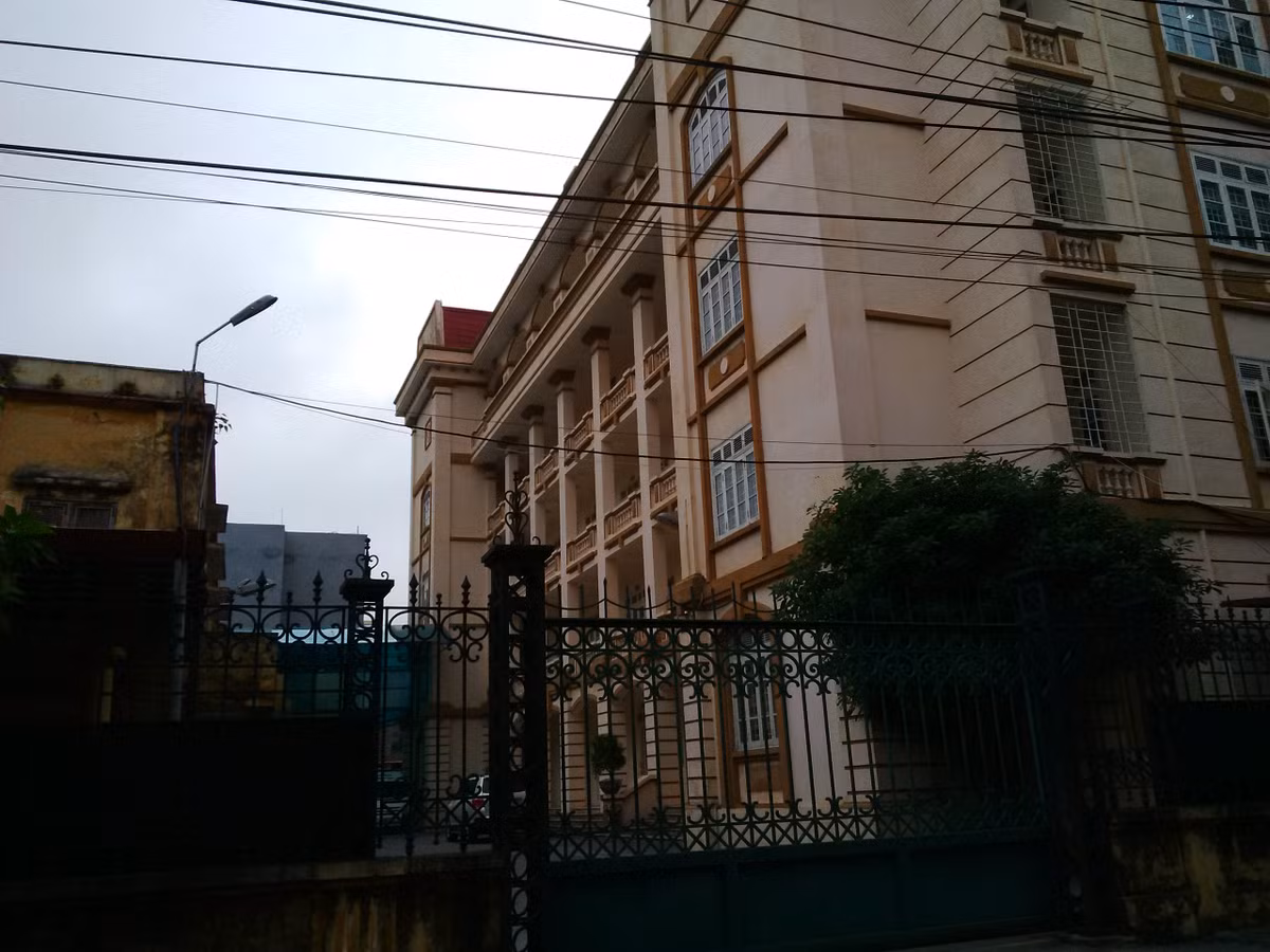 Dư luận cho rằng, việc xây dựng khu hành chính này là không cần thiết khi trụ sở các cơ quan ban ngành của tỉnh này đều được xây dựng khá hoành tráng. Trong ảnh là hình ảnh Sở GTVT tỉnh Hải Dương.