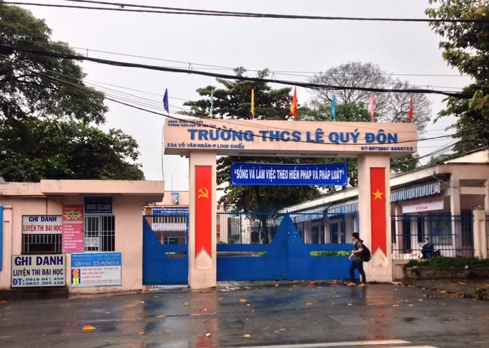 Hầu như tất cả các trường học trên địa bàn thành phố cho học sinh nghỉ học