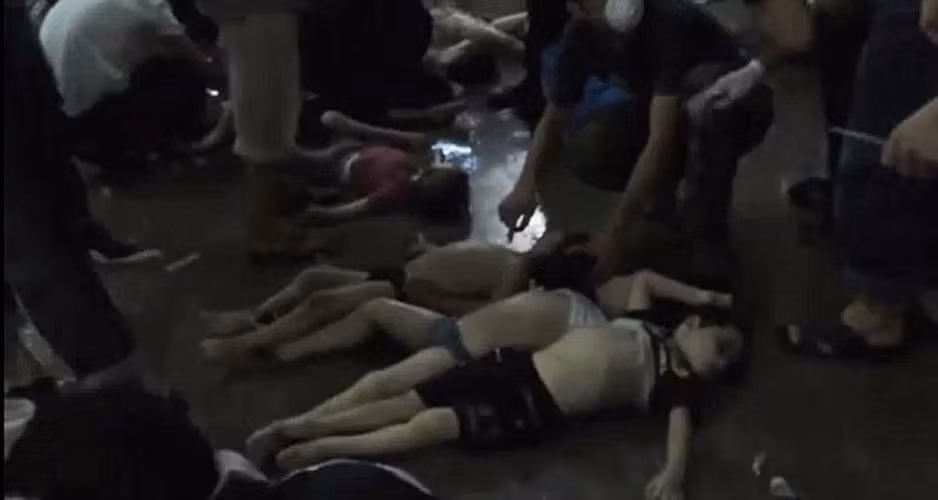 Đau lòng và thương tâm nhất là các nạn nhân trẻ em quằn quại dưới nền đất, miệng sùi bọt mép, khó thở vì suy hô hấp và co giật toàn thân.