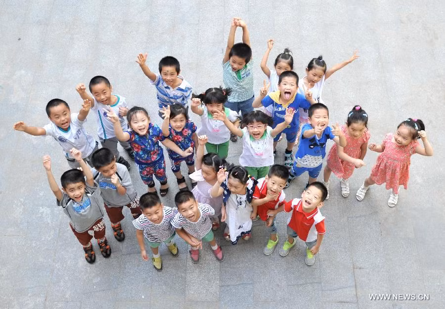 11 cặp song sinh chụp ảnh kỷ niệm trong ngày chính thức bước vào lớp 1 sau lễ khai giảng hôm qua, chủ nhật (1/9) tại trường tiểu học Đường Zhong Yang ở Nam Kinh, Giang Tô, phía đông Trung Quốc. 11 cặp song sinh chụp ảnh kỷ niệm trong ngày chính thức bước vào lớp 1 sau lễ khai giảng hôm qua, chủ nhật (1/9) tại trường tiểu học Đường Zhong Yang ở Nam Kinh, Giang Tô, phía đông Trung Quốc.