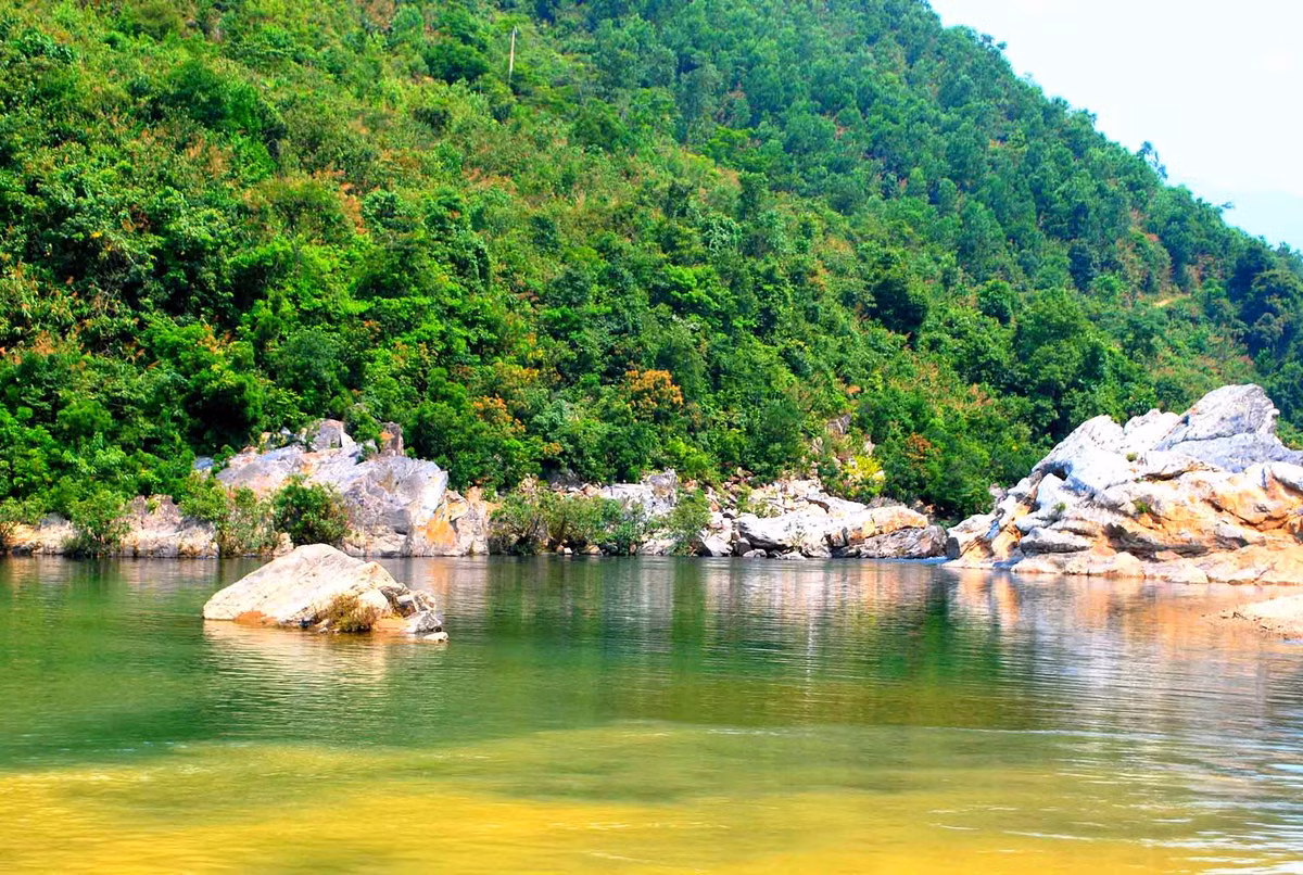 Vũng Bọt sở hữu cảnh quan độc đáo với những tảng đá có nhiều hình thù và làn nước xanh trong. Gần đây, Vũng Bọt là điểm đến thu hút du khách đến tham quan, chụp ảnh. Ảnh: Tiên Sa 