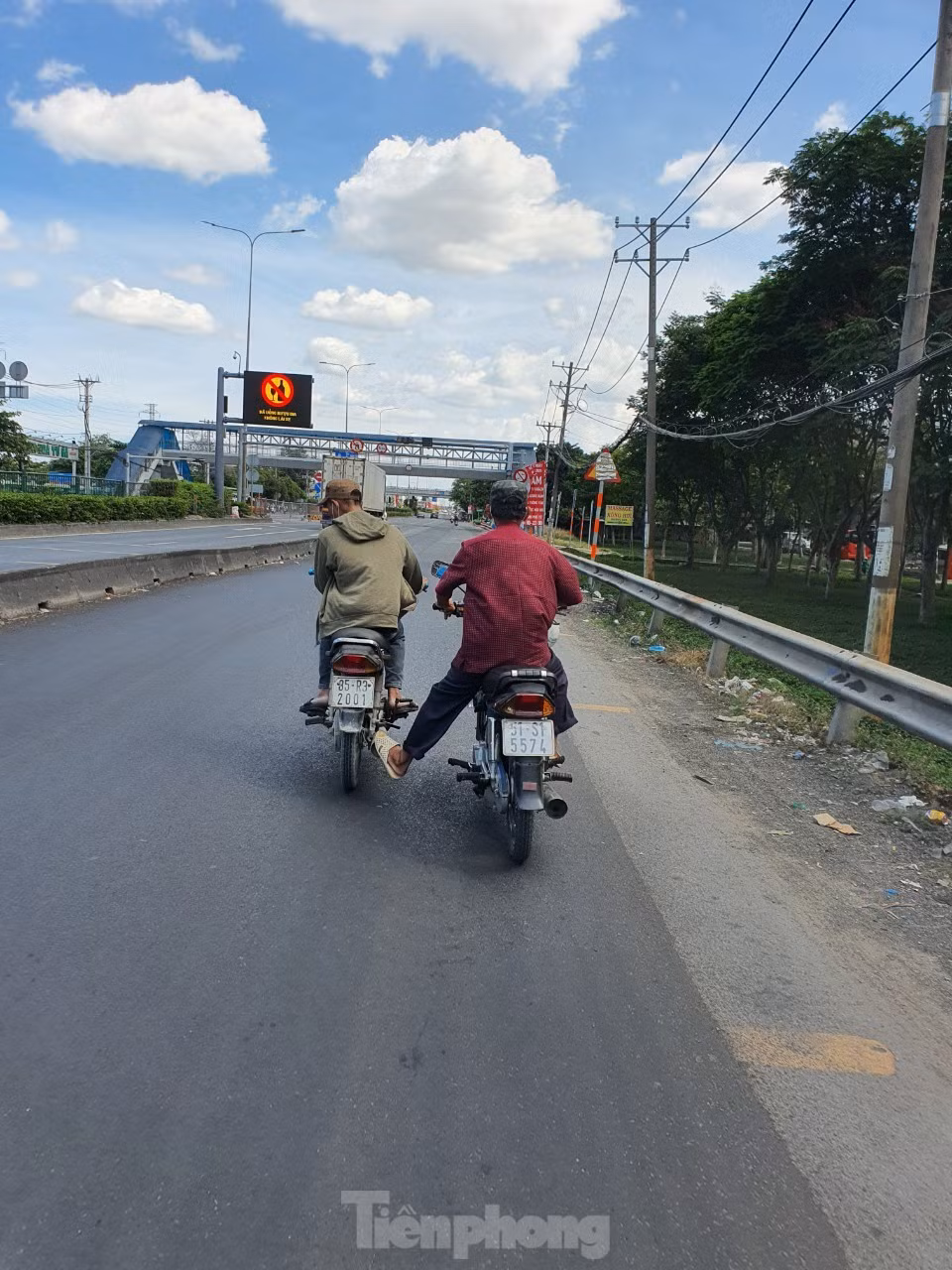 Ảnh chụp lúc 11h trên QL1A, đoạn qua phường Thạnh Xuân (quận 12). Thanh niên này đẩy bộ, gõ cửa chờ cây xăng từ 9h nhưng không mua được dù bên ngoài trụ bơm có thông báo "đổ xăng từ 6h- 18h hàng ngày). (Ảnh: Nguyễn Dũng).