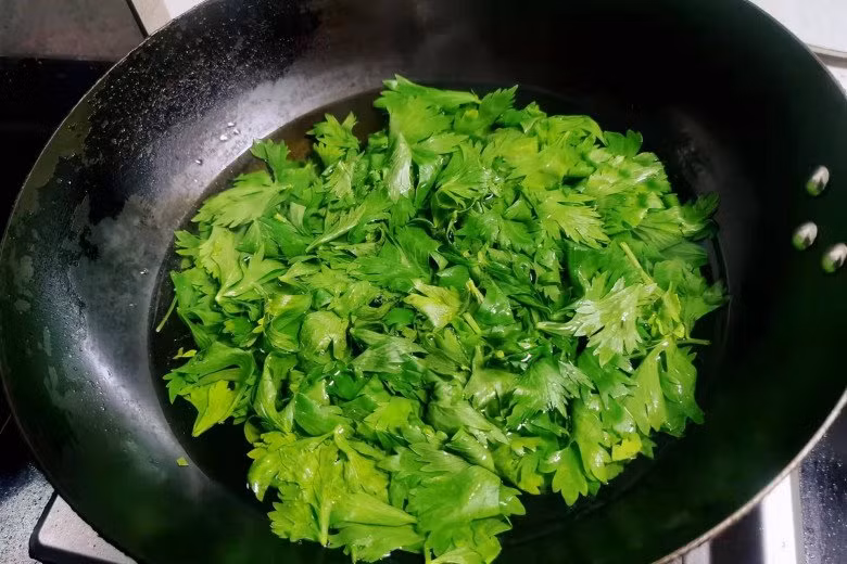 Loai rau “bao boi” ngan ngua ung thu nhung nhieu nguoi thuong bo di
