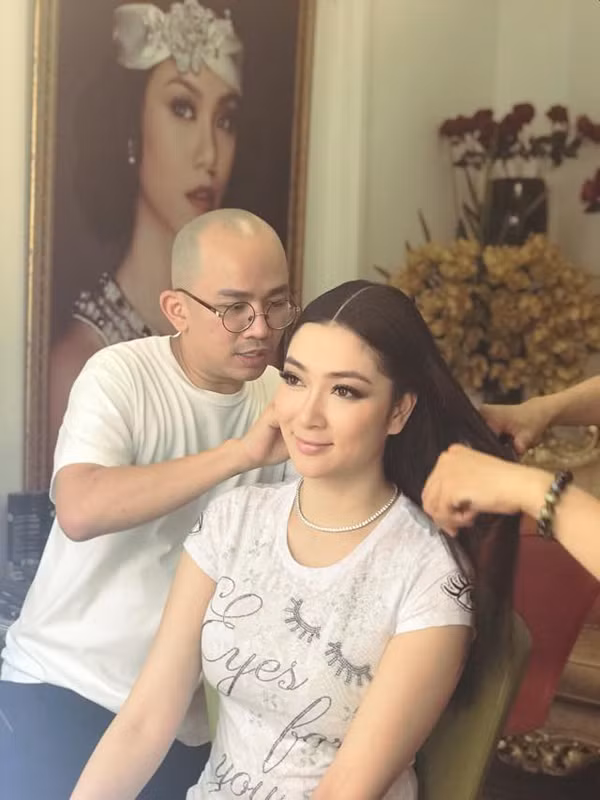 Năm đăng quang, Nguyễn Thị Huyền mới 19 tuổi, đang là sinh viên của Học viện Báo chí và Tuyên truyền. Cuối năm 2004, người đẹp đại diện cho Việt Nam tham dự cuộc thi Hoa hậu Thế giới (Miss World) tại Trung Quốc. Với khuôn mặt đầy đặn, mộc mạc mang vẻ đẹp đặc trưng của phụ nữ Á Đông, hình thể lợi thế (84-60-92) với chiều cao 1,72 m, Nguyễn Thị Huyền đã được Ban giám khảo Miss world chọn vào Top 15 (đồng hạng 10 với Hoa hậu Trung Quốc).