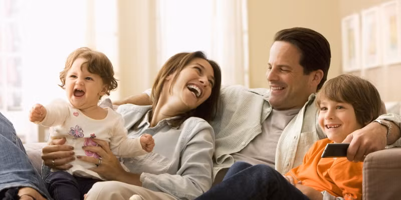 Nếu ngôi nhà ồn ào hàng ngày, dù Phong thủy tốt đến đâu cũng sẽ bị phá hủy. Vì phong thủy tốt, may mắn đều bị từ trường tốt hút vào. Một gia đình ngày nào cũng cãi vã đầy thù địch thì làm sao có chuyện may mắn được?