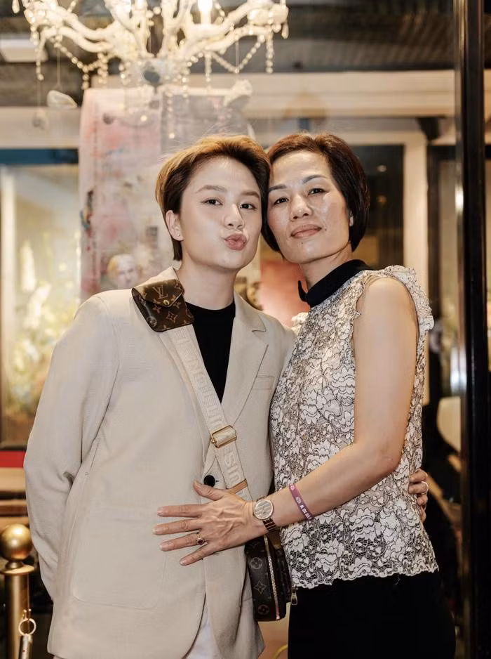 Doan Van Hau 'tay trong tay' cung ban gai den chuc mung Bao Han-Hinh-10