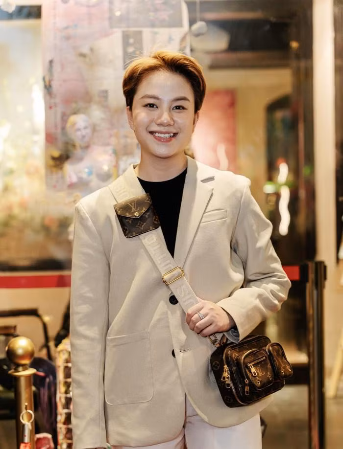 Doan Van Hau 'tay trong tay' cung ban gai den chuc mung Bao Han