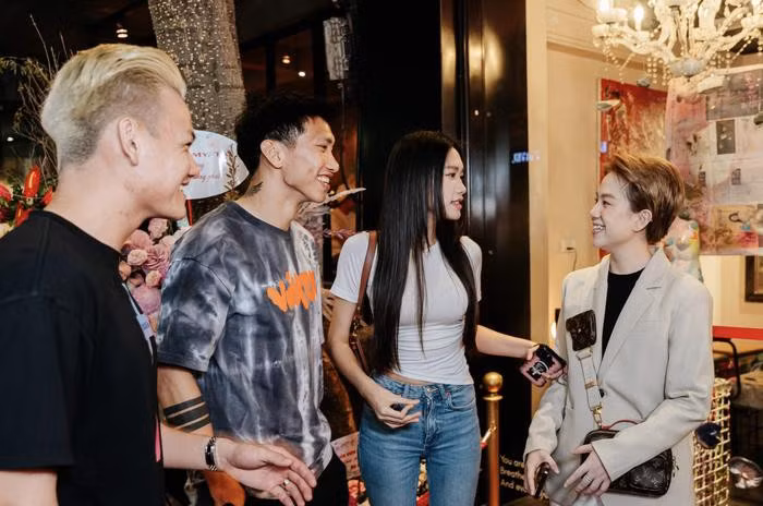 Doan Van Hau 'tay trong tay' cung ban gai den chuc mung Bao Han-Hinh-18