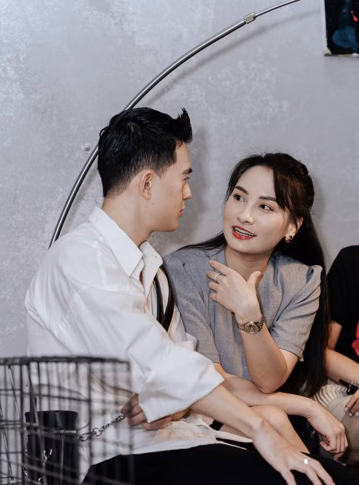 Doan Van Hau 'tay trong tay' cung ban gai den chuc mung Bao Han-Hinh-16
