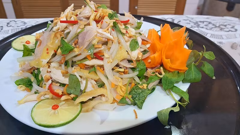 3 cách làm nộm từ thịt gà luộc thừa sau tết Nguyên đán 3 cach lam nom tu thit ga luoc thua sau tet Nguyen dan