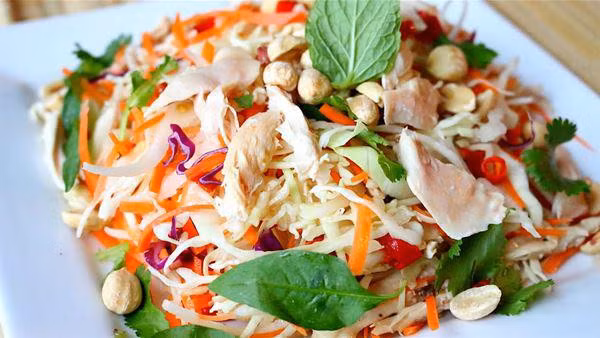 3 cách làm nộm từ thịt gà luộc thừa sau tết Nguyên đán - Hình 2 3 cach lam nom tu thit ga luoc thua sau tet Nguyen dan-Hinh-2