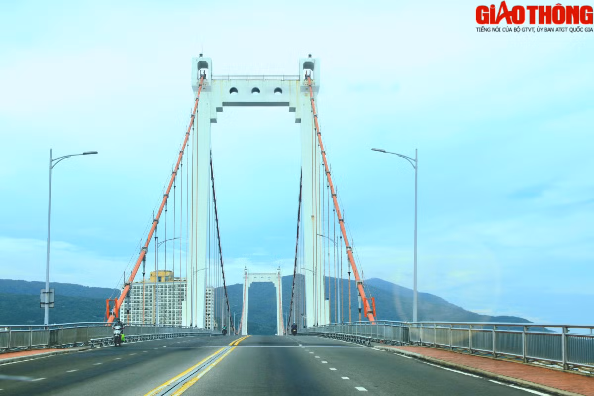 Cầu Thuận Phước dài 1.856m, rộng 18m với 2 trụ tháp cao khoảng 80m tính từ bệ cọc, 3 nhịp dây võng dài 655m. Đây là cầu dây võng dài và độc đáo nhất Việt Nam.