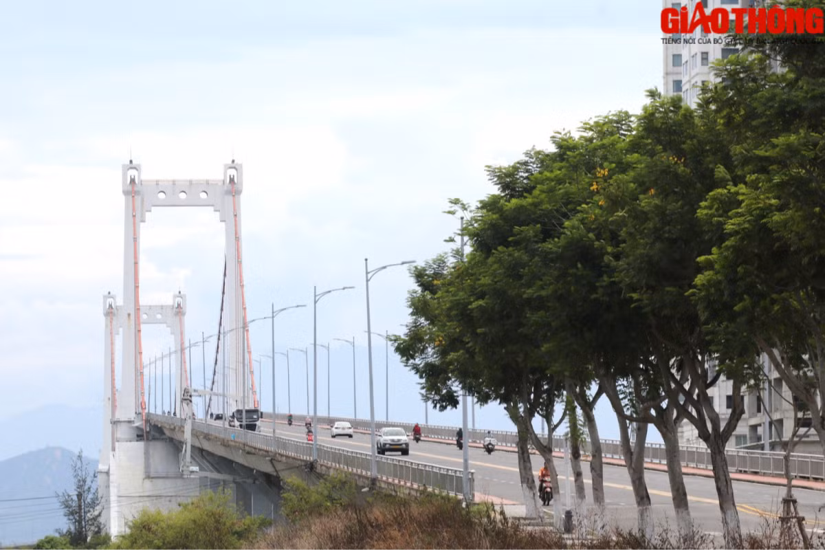 Được xây ở vị trí đặc biệt với địa chất cửa sông phức tạp nên việc thi công móng và mố, trụ cầu, đặc biệt là móng 2 trụ tháp cầu Thuận Phước gặp nhiều khó khăn. Cầu có chiều cao kiến trúc lớn, lại ở cửa biển nên ảnh hưởng của gió cũng làm cho tiến độ thi công bị ảnh hưởng. Cầu được khánh thành vào năm 2009 sau 6 năm thi công.