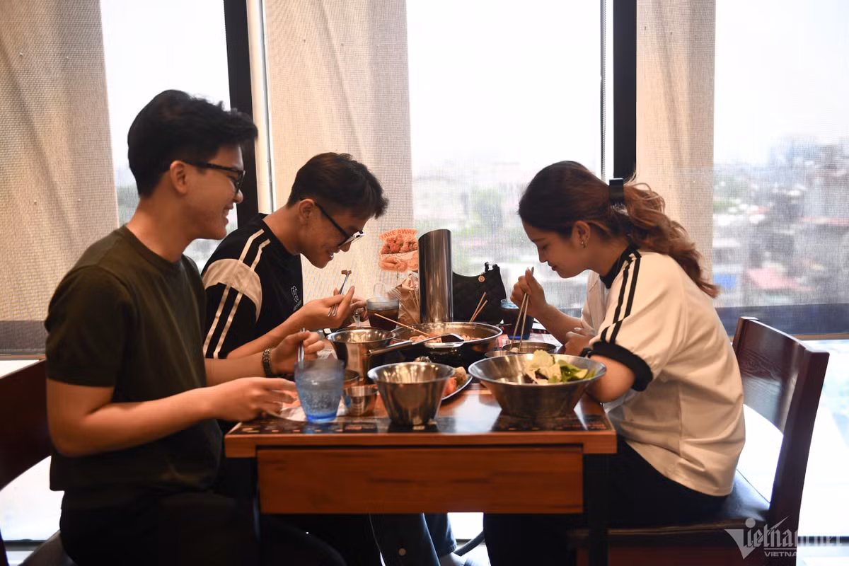 "Chúng tôi đến đây ăn cho đỡ đông người vì ở các trung tâm thương mại khác vào giờ này luôn phải ngồi xếp hàng 30 phút đến 1 tiếng. May là ở đây vẫn có rạp chiếu phim nên cũng đủ để đáp ứng nhu cầu. Mặc dù vậy tôi thấy ở đây khá tẻ nhạt", Minh Hiếu (ngồi phía trong) nói.