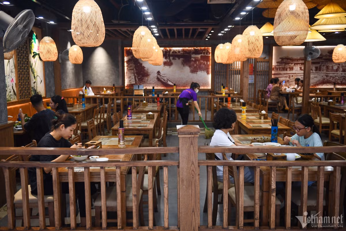 Đang trong giờ cao điểm nhưng các hàng kinh doanh ẩm thực tại đây còn thừa rất nhiều bàn ghế trống.