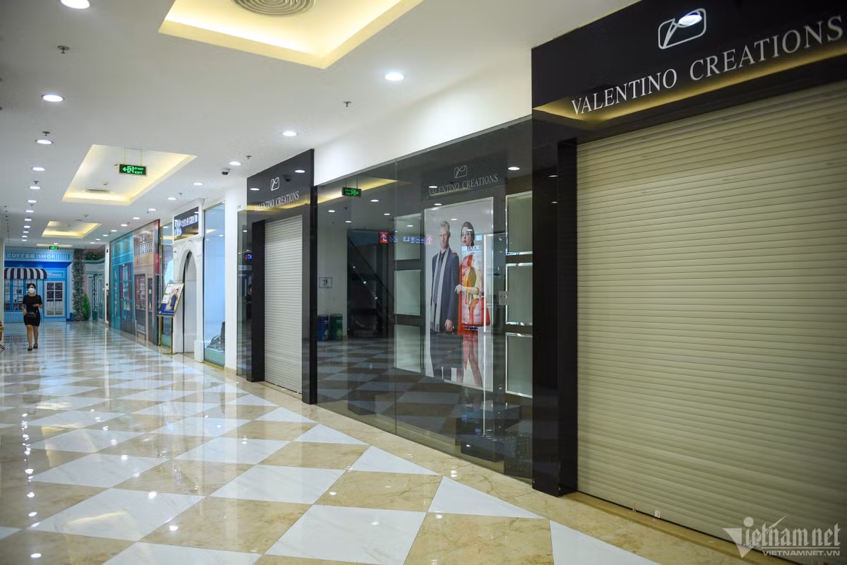"Từ sau đại dịch Covid-19 ở đây bỗng nhiên trở nên vắng vẻ và kéo dài đến tận bây giờ. Bình thường vào cuối tuần nơi đây luôn nhộn nhịp, khách ra vào liên tục. Hợp đồng thuê mặt bằng dài hạn nên chúng tôi chưa thể hoàn trả. Từ sáng đến trưa chúng tôi chưa bán được một sản phẩm nào", một nhân viên bán hàng than thở.