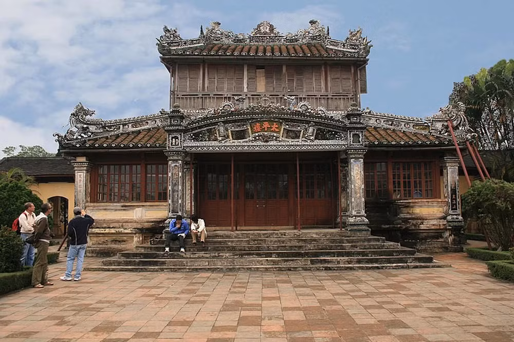 Tu Cam Thanh Hue xay trong bao lau, vi sao co mau tia?-Hinh-3