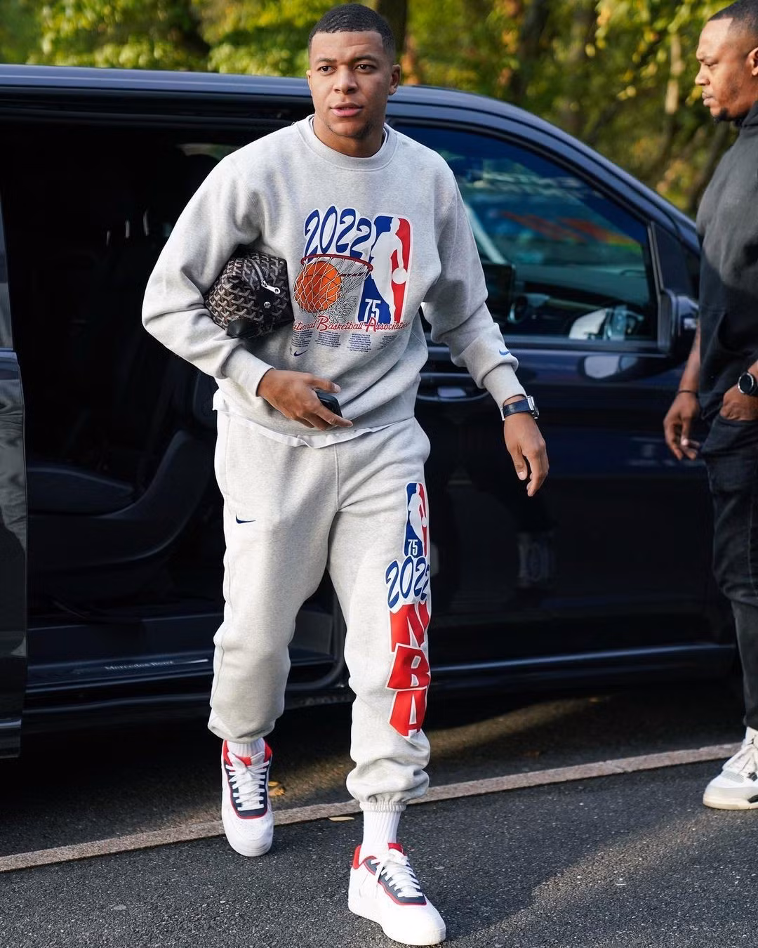 Mỗi lần đến khu tập, Kylian Mbappe thường ôm theo mẫu túi họa tiết monogram của hãng Maison Goyard vì tiện dụng, cất gọn một số vật dụng cần thiết.