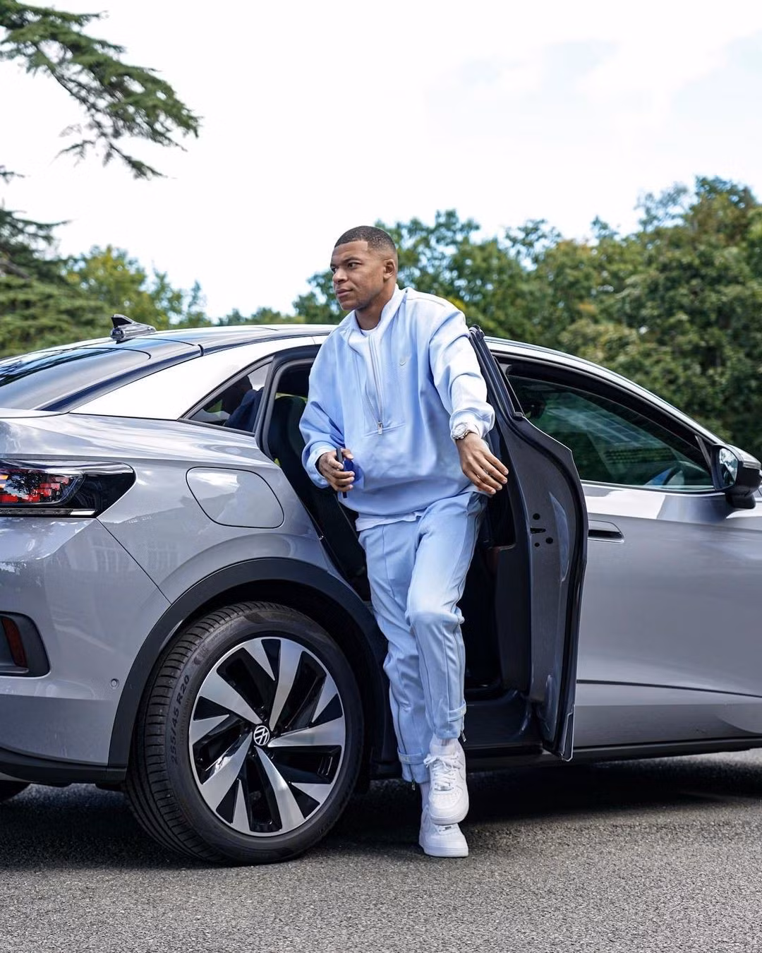 Kylian Mbappe sinh năm 1998 tại Bondy, Pháp, là một trong những cầu thủ đắt giá nhất thế giới, hiện đầu quân cho PSG. Tại World Cup 2022, anh đoạt danh hiệu "Chiếc giày vàng" với 8 bàn thắng, giúp tuyển Pháp giành Á quân chung cuộc.
